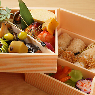 In addition to mini-kaiseki dishes that are perfect for lunch, we also offer kaiseki Bento (boxed lunch) to take home.