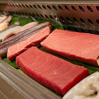 Seasonal ingredients purchased from the market can be used for sashimi, nigiri, or even Creative Cuisine