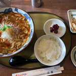 三宝亭 - 酸辣湯麺（ｻﾝﾗｰﾀﾝﾒﾝ）¥858、餃子3個セット¥198（平日ランチ限定）