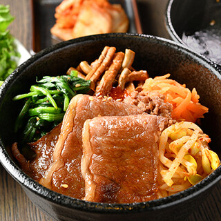 ランチには仙台牛の料理がズラリ。丼やチャプチェでどうぞ！