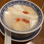 中国ラーメン揚州商人 - バナナ杏仁豆腐はクーポンで100円。