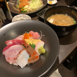 Warabe Saigyo Dou - 海の幸五彩丼と豪華あら汁。