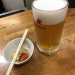 Oshokuji Nakahara - 生ビール(大)とサービスの小皿(税込800円)