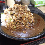 爆肉丼の店 七色 - 破壊力あるビジュアル。