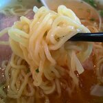 モチモチの多加水縮れ麺