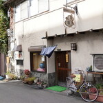 ひょうたん寿司 - 駐車場はお店の右隣（蕎麦屋を挟んで）