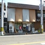 2012.11 幹線道路沿いで駐車場が判りにくいですが向かって左手３０ｍに数台分有ります