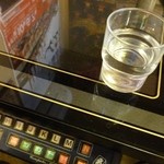 2012.11 イニシエ系を象徴するもののひとつゲーム機の机