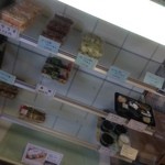 なかま亭 - 惣菜も色々。お弁当は、その場でご飯を盛り付けてくれるようです。