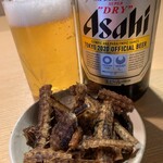 松本楼 - 瓶ビール お通しに骨せんべい