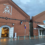 函館洋菓子スナッフルス 金森洋物館店 - 赤レンガ倉庫。夜はオレンジ色にライトアップされ綺麗でした。