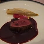レフ アオキ - 鹿の背肉のステーキ、蜂蜜風味の赤かぶのコンフィー