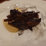 レフ アオキ - 鹿バラ肉のスペアリブスタイル、焼きりんご