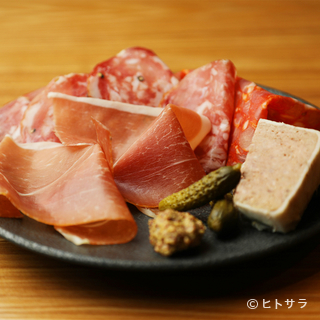 手軽なおつまみや前菜メニュー。二軒目にも心強い