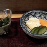 Itachuu - 小鉢は漬け物とわかめポン酢