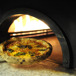 400℃窯焼きピッツア◆イタリア産トマトをふんだんに使用