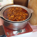 錦城 本店 - 大鍋に盛られた麻婆豆腐、これが食べ放題