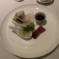 中国飯店 富麗華 - 三種前菜盛り合わせ　クラゲの頭　チャーシュー　雲白肉　　　どれも、切口が鋭角に立ってて、洗練されてます。クラゲの頭もグーだし、チャーシューや焼物は間違い無いですねー。