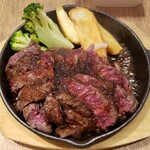 肉バルGABUTTO - 一番人気のハラミステーキ。180g (メニューは120g)