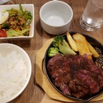 肉バルGABUTTO - ハラミステーキ 180g 1390円(税込)。ご飯おかわり無料。