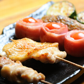 名物焼鳥◎定番からオリジナルの串焼きまで約30種類が並びます