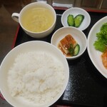 秘密基地 - 日替り定食ご飯大盛り（エビ玉のチリソース）