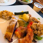 Sore iyu - メインプレートは、唐揚げ、エビのベーコン巻き、紫芋のパイ包み焼き、魚のアーモンド焼き、野菜と茄子ソテー。
