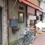 となりの食堂 - 一見ラーメン屋に見えるが入り口は引き戸のコチラ