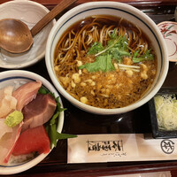 日本橋　本陣房 - まかない丼（海鮮丼）とたぬきそば