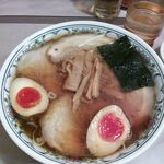 春木屋 - チャーシューメンに切り卵