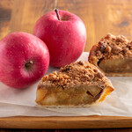 GRANNY SMITH APPLE PIE & COFFEE  - 料理写真:こちらはレギュラーメニューの「ダッチ クランブル」。味も見た目も違う7~8種のアップルパイをご用意しています。