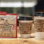 GRANNY SMITH APPLE PIE & COFFEE  - ホットドリンクはこちらのカップでご提供します。コーヒーのドリップパックも販売中です。