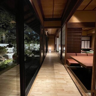 古民家風の心癒される空間。庭の見える掘りごたつ席・半個室有