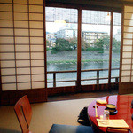 丸テーブルの個室☆