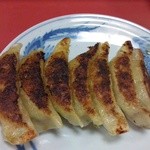 廣東餐館 鳳飛 - 餃子、8個のうち1個食べてしまいました。