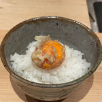 ぬま田 - 卵掛けご飯〜黄身の天ぷら、メレンゲを追加、最後に車海老のバラを追加