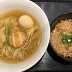 麺屋一燈 - 秋の帆立出汁塩ラーメンと干し貝柱のバター醤油炊き込みご飯＋味玉