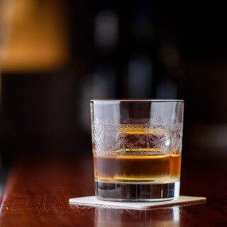 可以品尝到以威士忌为主的各种酒。