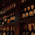 CANTINETTA SALUS - カウンターと反対側の壁一面に、ワイン！