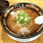 博多三氣 - 基本ラーメンにマーユトッピング
            スープが少なく見えます