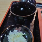 Suehiroan Kisoba - 薬味とつゆ。つゆは2杯分あるのが嬉しい