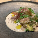 マンサルヴァ - 出色の冷前菜。秋刀魚は薬味的な茗荷や、「白いガスパチョ」とも言われるアホブランコとの相性良し。ミュスカデの爽やかさとディルなどのハーブも見事な組み合わせ