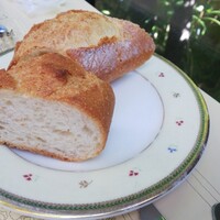 レストラン シェ・リュイ - ランチ パン おかわり自由なのが嬉しいです。手前の全粒粉のパンの方が好みです。温められてはいないため、温めてあるとより嬉しいです。