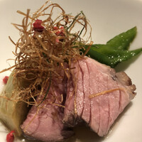 THE WASHIN by 上越やすだ - 本日のＮｏ．１のみ写真アップいたします。２時間蒸した合鴨は、本日、お米の前の一皿という順番にも関わらず、驚くおいしさ。ピンク粒胡椒、ピーマンは単なる添え物でなくこの皿を盛り上げていました。