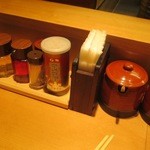 Aji Hachi - 調味料達、右は辛味噌？とにんにく