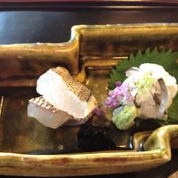 三友居 高輪店 - 造り：小鯛の焼霜造りと鱧の湯引き