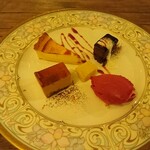 町家フレンチ プランセス メゾン - デザート盛り合わせ(ガトーショコラ・チーズケーキ・キャラメルムース・カシスシャーベット・サツマイモの甘煮)
