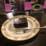 茜屋珈琲店 - 高くても美味いチョコレートケーキ