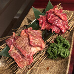 炭火焼肉ホルモン酒場 仙次郎 - 手前が仙ちゃんカルビ、奥がメガネ。