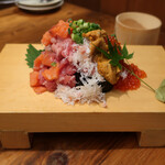 海鮮と釜飯のお店 魚義 - 海鮮こぼれ寿司（小）990円